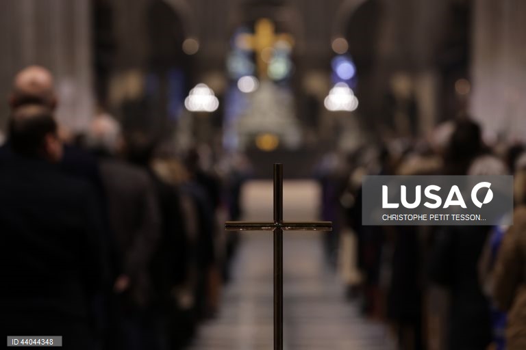 Primeira missa na Catedral de Notre Dame de Paris, em Paris, França. A Catedral de Notre Dame de Paris reabriu a 07 de dezembro, após quase seis anos de obras de renovação na sequência da sua destruição por um incêndio em 15 de abril de 2019.