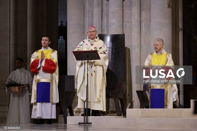 Primeira missa na Catedral de Notre Dame de Paris, em Paris, França. A Catedral de Notre Dame de Paris reabriu a 07 de dezembro, após quase seis anos de obras de renovação na sequência da sua destruição por um incêndio em 15 de abril de 2019.