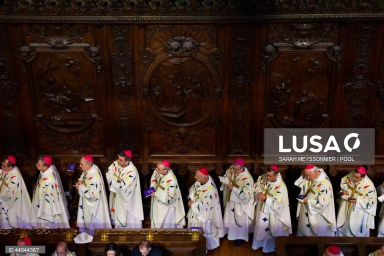 Primeira missa na Catedral de Notre Dame de Paris, em Paris, França. A Catedral de Notre Dame de Paris reabriu a 07 de dezembro, após quase seis anos de obras de renovação na sequência da sua destruição por um incêndio em 15 de abril de 2019.