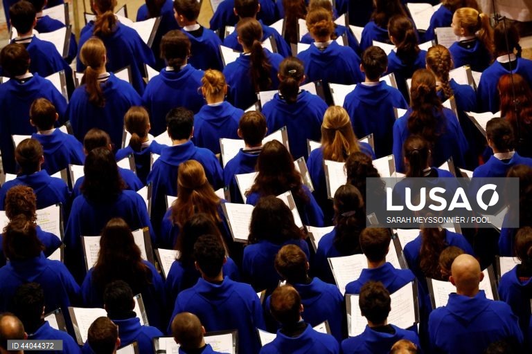 Primeira missa na Catedral de Notre Dame de Paris, em Paris, França. A Catedral de Notre Dame de Paris reabriu a 07 de dezembro, após quase seis anos de obras de renovação na sequência da sua destruição por um incêndio em 15 de abril de 2019.