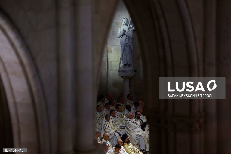 Primeira missa na Catedral de Notre Dame de Paris, em Paris, França. A Catedral de Notre Dame de Paris reabriu a 07 de dezembro, após quase seis anos de obras de renovação na sequência da sua destruição por um incêndio em 15 de abril de 2019.