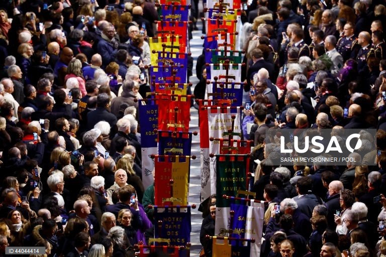 Primeira missa na Catedral de Notre Dame de Paris, em Paris, França. A Catedral de Notre Dame de Paris reabriu a 07 de dezembro, após quase seis anos de obras de renovação na sequência da sua destruição por um incêndio em 15 de abril de 2019.