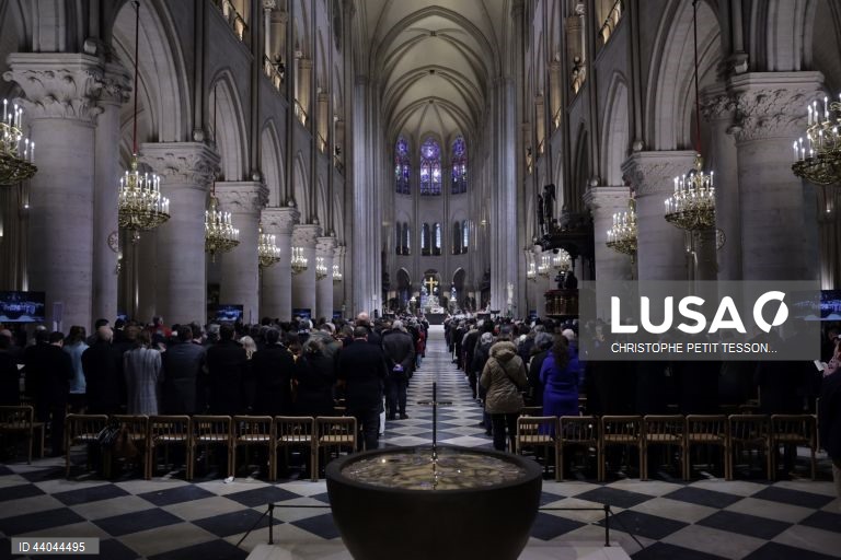 Primeira missa na Catedral de Notre Dame de Paris, em Paris, França. A Catedral de Notre Dame de Paris reabriu a 07 de dezembro, após quase seis anos de obras de renovação na sequência da sua destruição por um incêndio em 15 de abril de 2019.