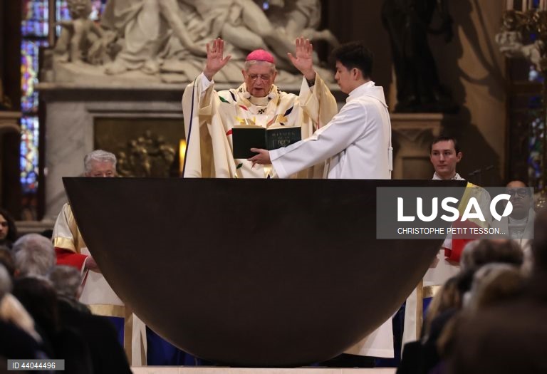 Primeira missa na Catedral de Notre Dame de Paris, em Paris, França. A Catedral de Notre Dame de Paris reabriu a 07 de dezembro, após quase seis anos de obras de renovação na sequência da sua destruição por um incêndio em 15 de abril de 2019.