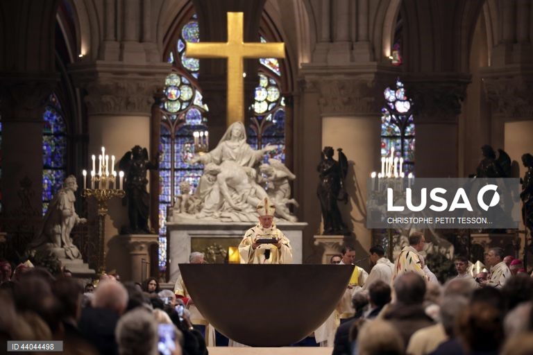 Primeira missa na Catedral de Notre Dame de Paris, em Paris, França. A Catedral de Notre Dame de Paris reabriu a 07 de dezembro, após quase seis anos de obras de renovação na sequência da sua destruição por um incêndio em 15 de abril de 2019.