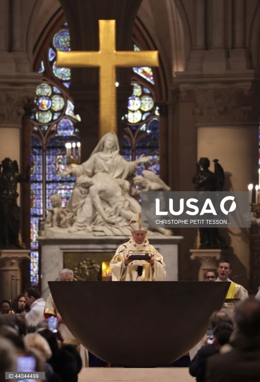 Primeira missa na Catedral de Notre Dame de Paris, em Paris, França. A Catedral de Notre Dame de Paris reabriu a 07 de dezembro, após quase seis anos de obras de renovação na sequência da sua destruição por um incêndio em 15 de abril de 2019.