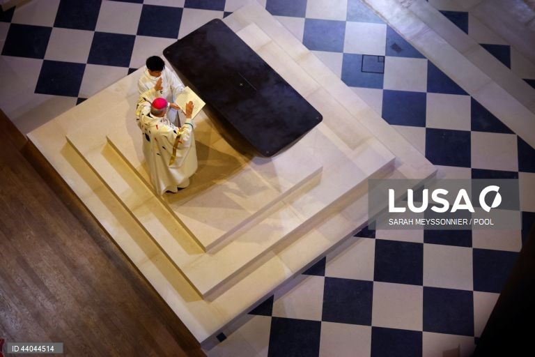 Primeira missa na Catedral de Notre Dame de Paris, em Paris, França. A Catedral de Notre Dame de Paris reabriu a 07 de dezembro, após quase seis anos de obras de renovação na sequência da sua destruição por um incêndio em 15 de abril de 2019.