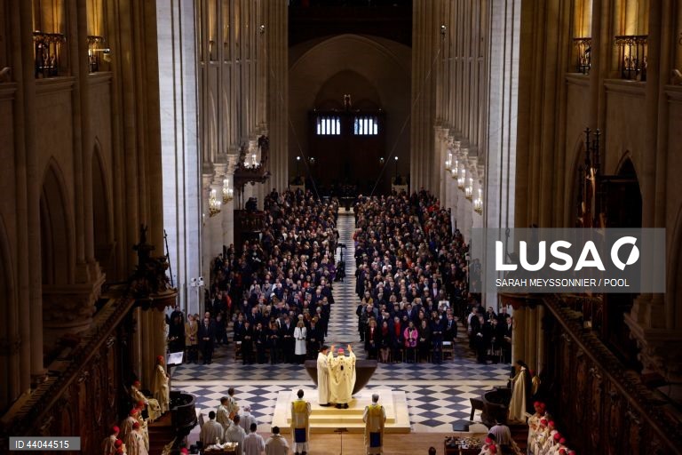 Primeira missa na Catedral de Notre Dame de Paris, em Paris, França. A Catedral de Notre Dame de Paris reabriu a 07 de dezembro, após quase seis anos de obras de renovação na sequência da sua destruição por um incêndio em 15 de abril de 2019.