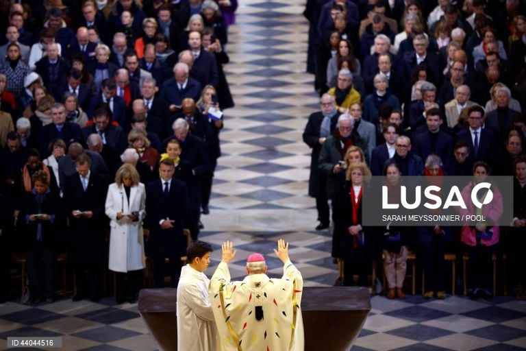 Primeira missa na Catedral de Notre Dame de Paris, em Paris, França. A Catedral de Notre Dame de Paris reabriu a 07 de dezembro, após quase seis anos de obras de renovação na sequência da sua destruição por um incêndio em 15 de abril de 2019.
