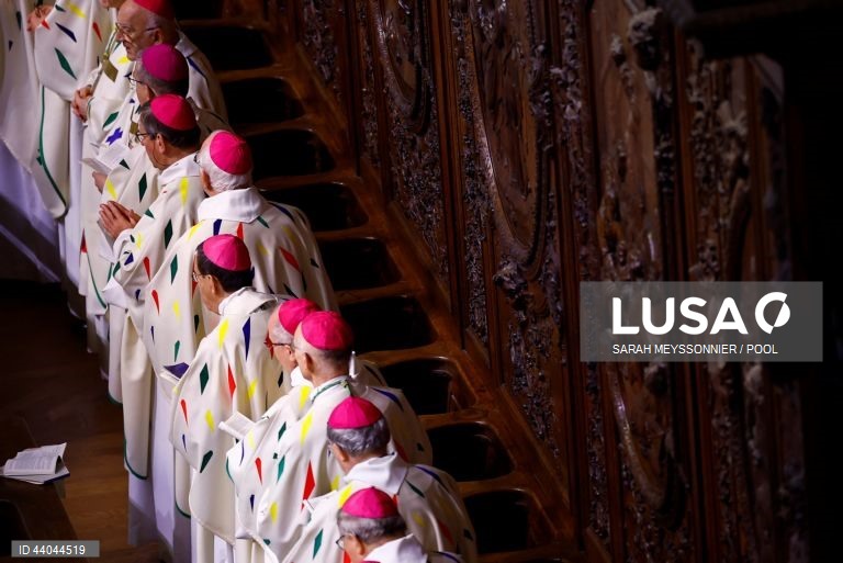 Primeira missa na Catedral de Notre Dame de Paris, em Paris, França. A Catedral de Notre Dame de Paris reabriu a 07 de dezembro, após quase seis anos de obras de renovação na sequência da sua destruição por um incêndio em 15 de abril de 2019.