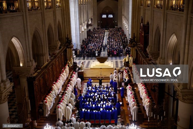 Primeira missa na Catedral de Notre Dame de Paris, em Paris, França. A Catedral de Notre Dame de Paris reabriu a 07 de dezembro, após quase seis anos de obras de renovação na sequência da sua destruição por um incêndio em 15 de abril de 2019.
