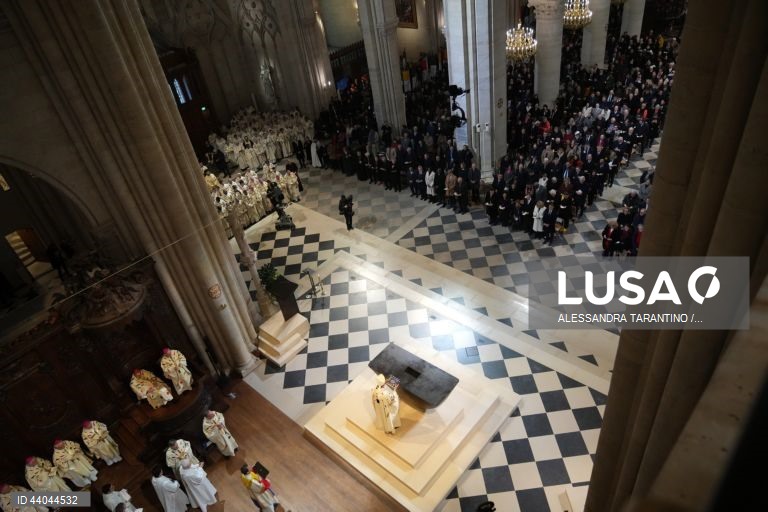 Primeira missa na Catedral de Notre Dame de Paris, em Paris, França. A Catedral de Notre Dame de Paris reabriu a 07 de dezembro, após quase seis anos de obras de renovação na sequência da sua destruição por um incêndio em 15 de abril de 2019.