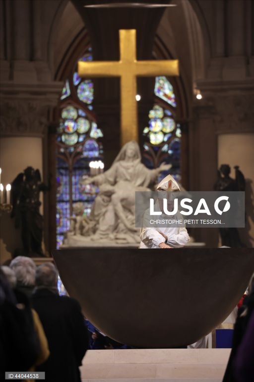 Primeira missa na Catedral de Notre Dame de Paris, em Paris, França. A Catedral de Notre Dame de Paris reabriu a 07 de dezembro, após quase seis anos de obras de renovação na sequência da sua destruição por um incêndio em 15 de abril de 2019.