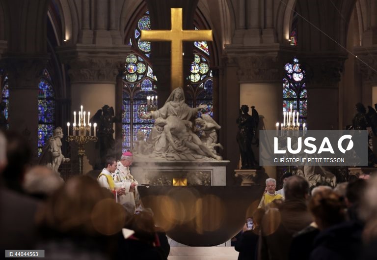 Primeira missa na Catedral de Notre Dame de Paris, em Paris, França. A Catedral de Notre Dame de Paris reabriu a 07 de dezembro, após quase seis anos de obras de renovação na sequência da sua destruição por um incêndio em 15 de abril de 2019.