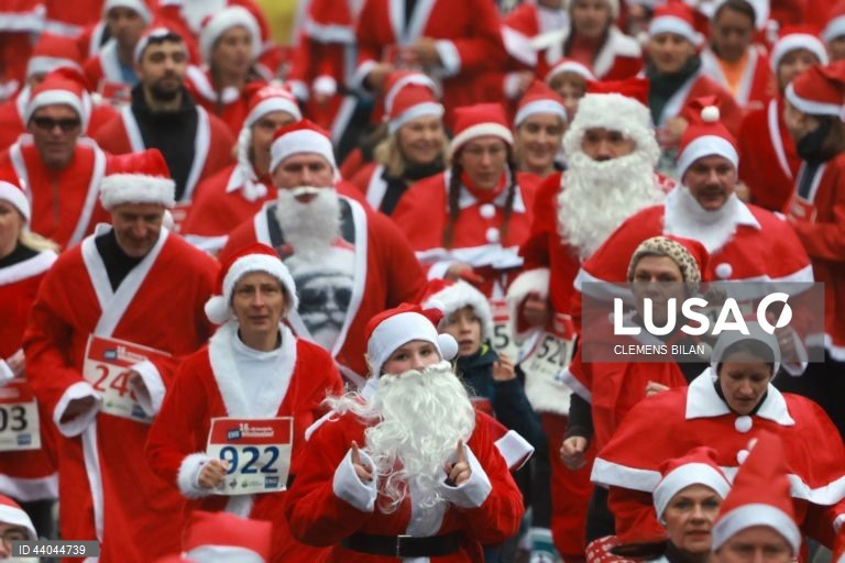 Corredores vestidos de São Nicolau participam na corrida anual Michendorf Nicholas Run, em Michendorf, Alemanha. No segundo domingo do Advento, os corredores vestem tradicionalmente trajes de São Nicolau e competem entre si em diferentes percursos para determinar o São Nicolau mais rápido de Berlim e Brandeburgo.
