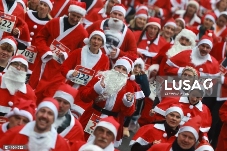 Corredores vestidos de São Nicolau participam na corrida anual Michendorf Nicholas Run, em Michendorf, Alemanha. No segundo domingo do Advento, os corredores vestem tradicionalmente trajes de São Nicolau e competem entre si em diferentes percursos para determinar o São Nicolau mais rápido de Berlim e Brandeburgo.