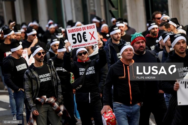 Marcha dos bombeiros sapadores em Lisboa
