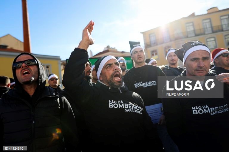 Marcha dos bombeiros sapadores em Lisboa
