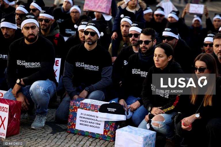Marcha dos bombeiros sapadores em Lisboa
