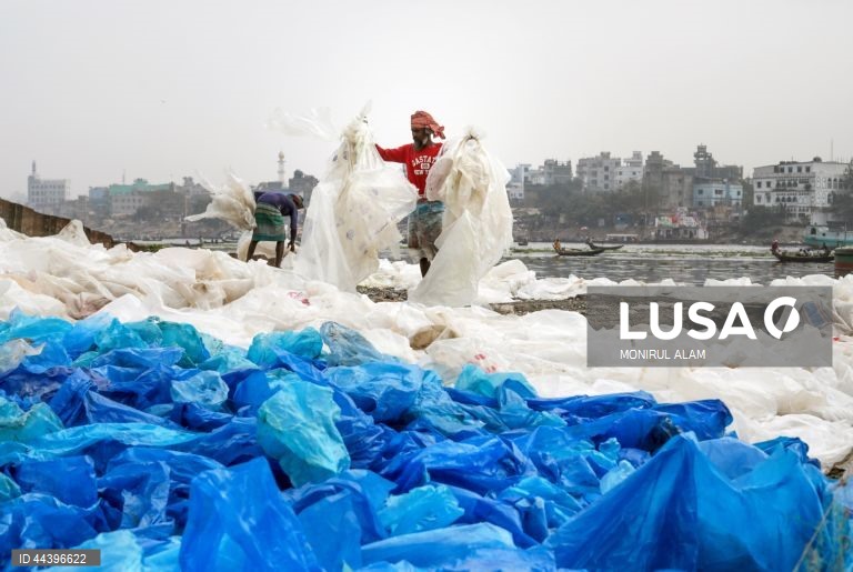Bangladesh: Reciclagem de materiais plásticos em Daca