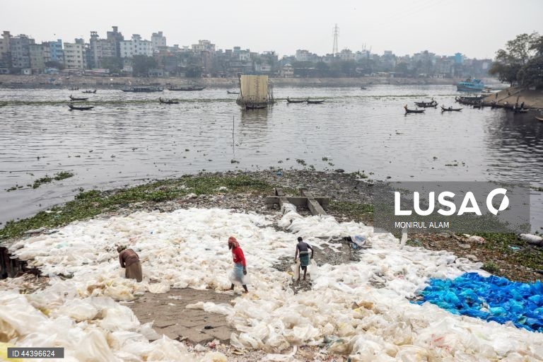 Bangladesh: Reciclagem de materiais plásticos em Daca