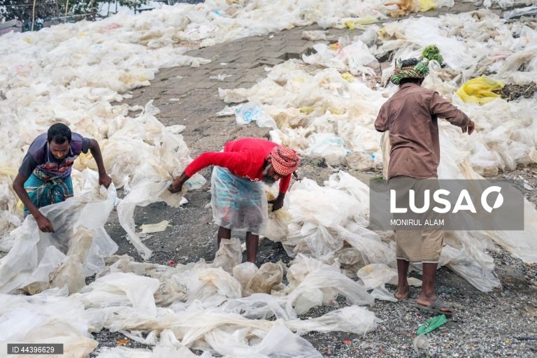 Bangladesh: Reciclagem de materiais plásticos em Daca