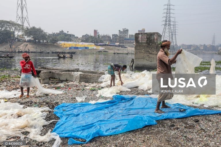 Bangladesh: Reciclagem de materiais plásticos em Daca