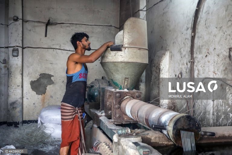 Bangladesh: Reciclagem de materiais plásticos em Daca