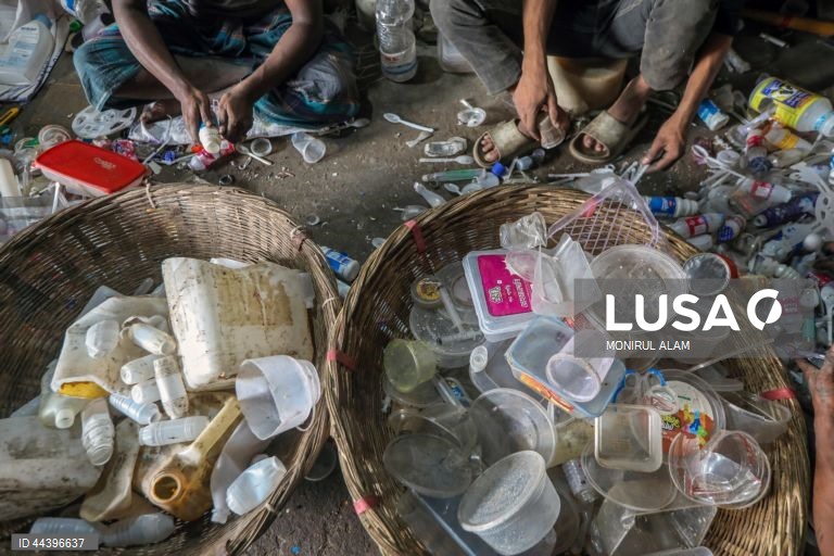 Bangladesh: Reciclagem de materiais plásticos em Daca