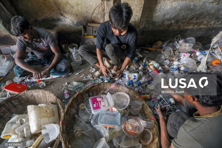 Bangladesh: Reciclagem de materiais plásticos em Daca