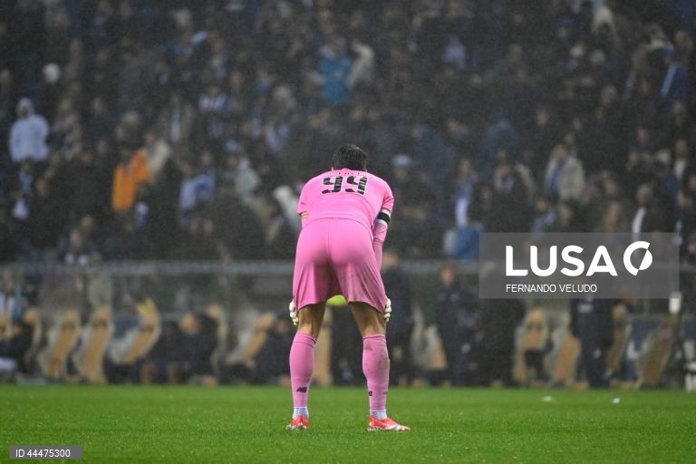  FC Porto perdeu hoje a oportunidade de se colocar a quatro pontos da liderança da I Liga portuguesa de futebol, ao empatar 1-1 na receção ao Vitória de Guimarães, no encontro de encerramento da 23.ª jornada.
