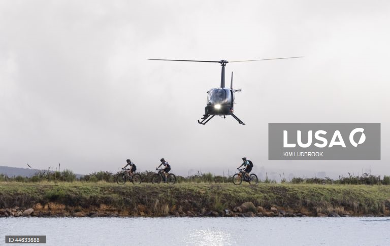 Competidores em ação durante a etapa 6 da ABSA Cape Epic Mountain Bike Race, na Cidade do Cabo, África do Sul. No evento deste ano, 600 equipas percorreram 603 km e 16 500 m de desnível ao longo de oito dias de corrida. A corrida inclui ciclistas profissionais e amadores da UCI e é considerada por muitos como o "Tour de France" do ciclismo de montanha.  