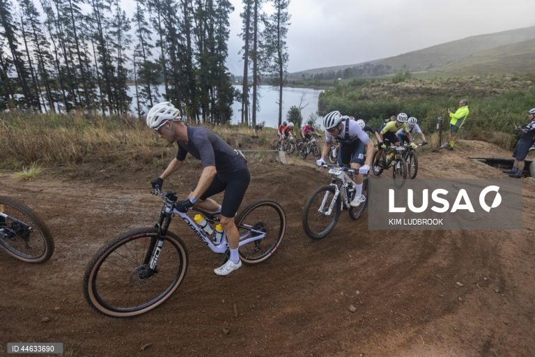 Competidores em ação durante a etapa 6 da ABSA Cape Epic Mountain Bike Race, na Cidade do Cabo, África do Sul. No evento deste ano, 600 equipas percorreram 603 km e 16 500 m de desnível ao longo de oito dias de corrida. A corrida inclui ciclistas profissionais e amadores da UCI e é considerada por muitos como o "Tour de France" do ciclismo de montanha.  