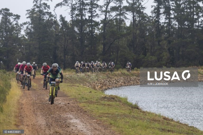 Competidores em ação durante a etapa 6 da ABSA Cape Epic Mountain Bike Race, na Cidade do Cabo, África do Sul. No evento deste ano, 600 equipas percorreram 603 km e 16 500 m de desnível ao longo de oito dias de corrida. A corrida inclui ciclistas profissionais e amadores da UCI e é considerada por muitos como o "Tour de France" do ciclismo de montanha.  