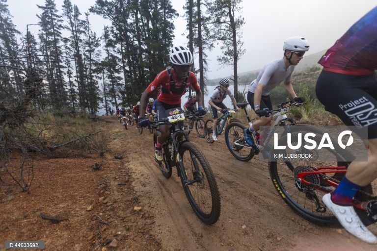Competidores em ação durante a etapa 6 da ABSA Cape Epic Mountain Bike Race, na Cidade do Cabo, África do Sul. No evento deste ano, 600 equipas percorreram 603 km e 16 500 m de desnível ao longo de oito dias de corrida. A corrida inclui ciclistas profissionais e amadores da UCI e é considerada por muitos como o "Tour de France" do ciclismo de montanha.  