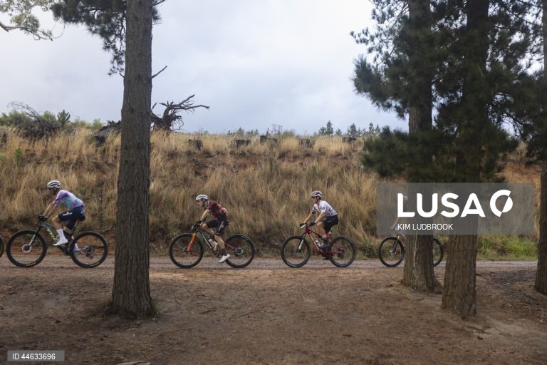 Competidores em ação durante a etapa 6 da ABSA Cape Epic Mountain Bike Race, na Cidade do Cabo, África do Sul. No evento deste ano, 600 equipas percorreram 603 km e 16 500 m de desnível ao longo de oito dias de corrida. A corrida inclui ciclistas profissionais e amadores da UCI e é considerada por muitos como o "Tour de France" do ciclismo de montanha.  