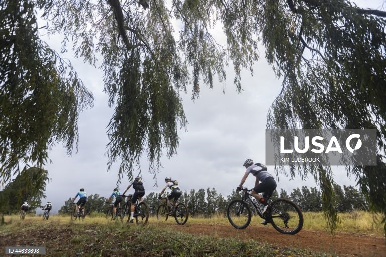 Competidores em ação durante a etapa 6 da ABSA Cape Epic Mountain Bike Race, na Cidade do Cabo, África do Sul. No evento deste ano, 600 equipas percorreram 603 km e 16 500 m de desnível ao longo de oito dias de corrida. A corrida inclui ciclistas profissionais e amadores da UCI e é considerada por muitos como o "Tour de France" do ciclismo de montanha.  