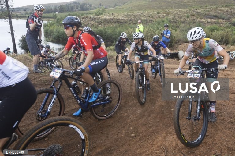 Competidores em ação durante a etapa 6 da ABSA Cape Epic Mountain Bike Race, na Cidade do Cabo, África do Sul. No evento deste ano, 600 equipas percorreram 603 km e 16 500 m de desnível ao longo de oito dias de corrida. A corrida inclui ciclistas profissionais e amadores da UCI e é considerada por muitos como o "Tour de France" do ciclismo de montanha.  