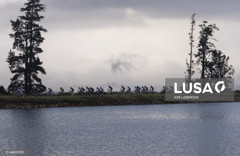Competidores em ação durante a etapa 6 da ABSA Cape Epic Mountain Bike Race, na Cidade do Cabo, África do Sul. No evento deste ano, 600 equipas percorreram 603 km e 16 500 m de desnível ao longo de oito dias de corrida. A corrida inclui ciclistas profissionais e amadores da UCI e é considerada por muitos como o "Tour de France" do ciclismo de montanha.  