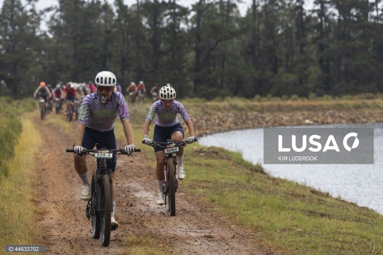 Competidores em ação durante a etapa 6 da ABSA Cape Epic Mountain Bike Race, na Cidade do Cabo, África do Sul. No evento deste ano, 600 equipas percorreram 603 km e 16 500 m de desnível ao longo de oito dias de corrida. A corrida inclui ciclistas profissionais e amadores da UCI e é considerada por muitos como o "Tour de France" do ciclismo de montanha.  
