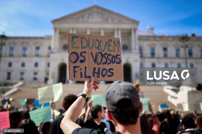 Manifestantes participam no protesto "Violação Não se Filma, Condena-se”, em frente à Assembleia da República, na sequência do caso do trio de influencers que se filmou a violar uma menor de 16 anos em Loures e divulgou o vídeo nas redes sociais, em Lisboa, 05 de abril de 2025. FILIPE AMORIM/LUSA