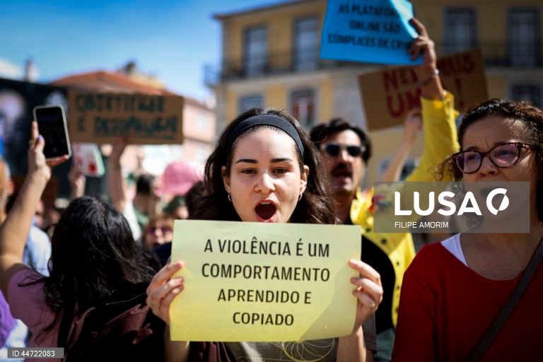 Manifestantes participam no protesto "Violação Não se Filma, Condena-se”, em frente à Assembleia da República, na sequência do caso do trio de influencers que se filmou a violar uma menor de 16 anos em Loures e divulgou o vídeo nas redes sociais, em Lisboa, 05 de abril de 2025. FILIPE AMORIM/LUSA