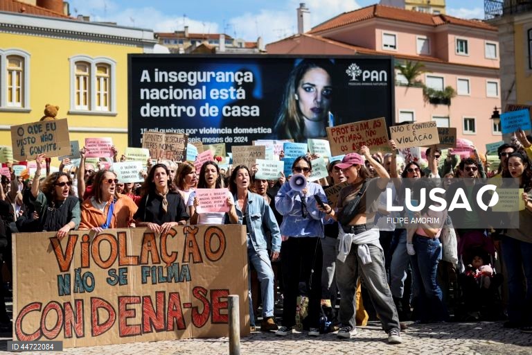 Manifestantes participam no protesto "Violação Não se Filma, Condena-se”, em frente à Assembleia da República, na sequência do caso do trio de influencers que se filmou a violar uma menor de 16 anos em Loures e divulgou o vídeo nas redes sociais, em Lisboa, 05 de abril de 2025. FILIPE AMORIM/LUSA