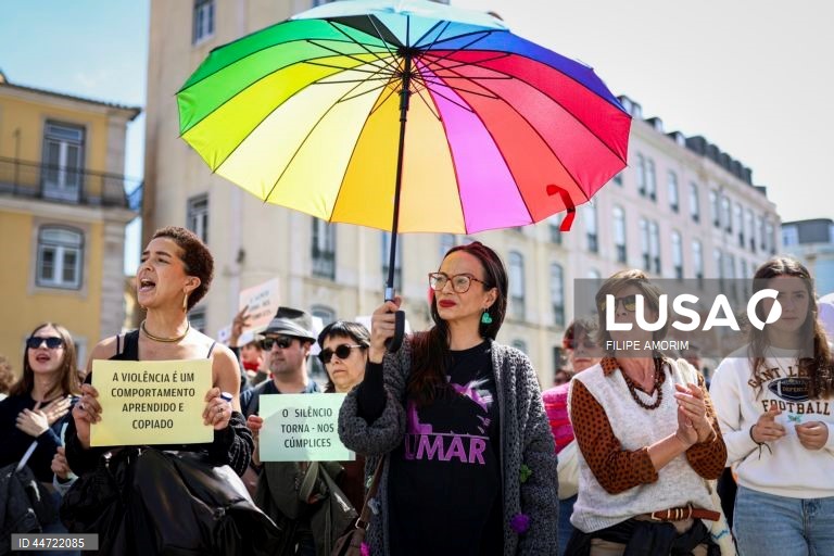 Manifestantes participam no protesto "Violação Não se Filma, Condena-se”, em frente à Assembleia da República, na sequência do caso do trio de influencers que se filmou a violar uma menor de 16 anos em Loures e divulgou o vídeo nas redes sociais, em Lisboa, 05 de abril de 2025. FILIPE AMORIM/LUSA
