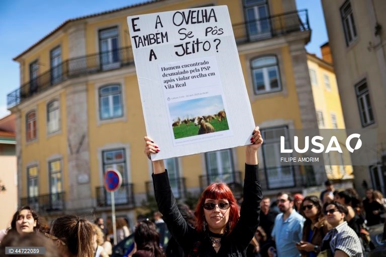 Manifestantes participam no protesto "Violação Não se Filma, Condena-se”, em frente à Assembleia da República, na sequência do caso do trio de influencers que se filmou a violar uma menor de 16 anos em Loures e divulgou o vídeo nas redes sociais, em Lisboa, 05 de abril de 2025. FILIPE AMORIM/LUSA
