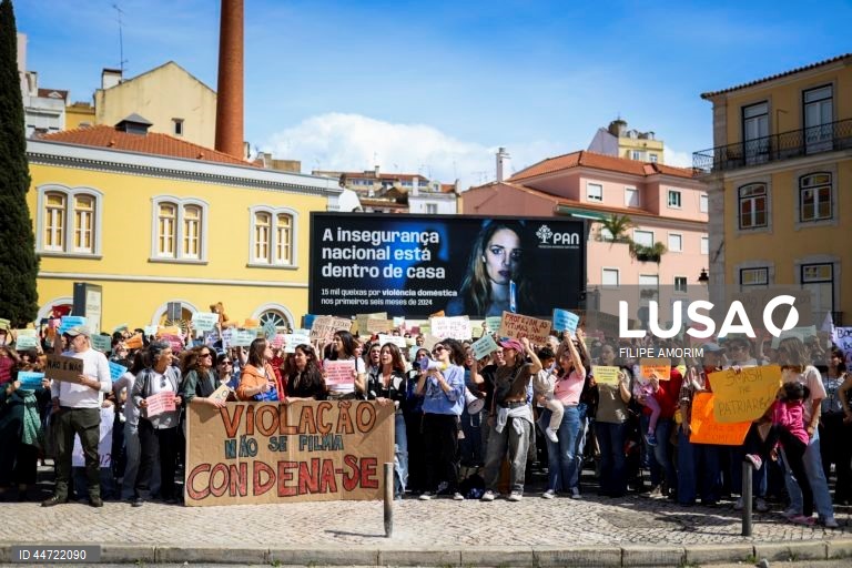 Manifestantes participam no protesto "Violação Não se Filma, Condena-se”, em frente à Assembleia da República, na sequência do caso do trio de influencers que se filmou a violar uma menor de 16 anos em Loures e divulgou o vídeo nas redes sociais, em Lisboa, 05 de abril de 2025. FILIPE AMORIM/LUSA
