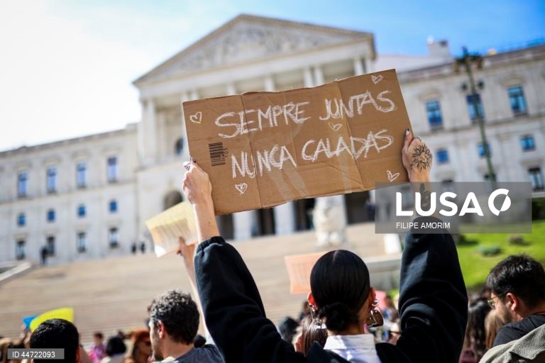 Manifestantes participam no protesto "Violação Não se Filma, Condena-se”, em frente à Assembleia da República, na sequência do caso do trio de influencers que se filmou a violar uma menor de 16 anos em Loures e divulgou o vídeo nas redes sociais, em Lisboa, 05 de abril de 2025. FILIPE AMORIM/LUSA