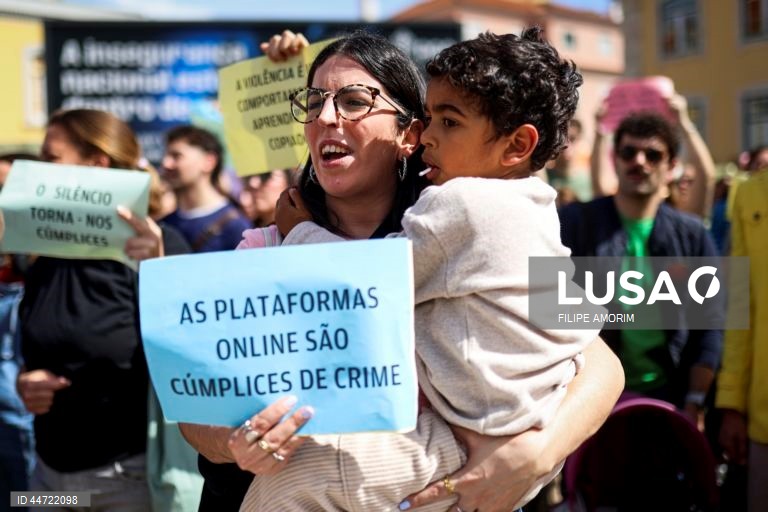 Manifestantes participam no protesto "Violação Não se Filma, Condena-se”, em frente à Assembleia da República, na sequência do caso do trio de influencers que se filmou a violar uma menor de 16 anos em Loures e divulgou o vídeo nas redes sociais, em Lisboa, 05 de abril de 2025. FILIPE AMORIM/LUSA