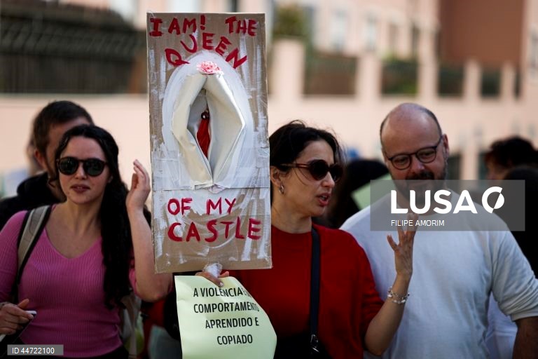 Manifestantes participam no protesto "Violação Não se Filma, Condena-se”, em frente à Assembleia da República, na sequência do caso do trio de influencers que se filmou a violar uma menor de 16 anos em Loures e divulgou o vídeo nas redes sociais, em Lisboa, 05 de abril de 2025. FILIPE AMORIM/LUSA