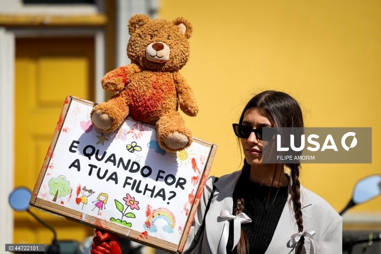 Manifestantes participam no protesto "Violação Não se Filma, Condena-se”, em frente à Assembleia da República, na sequência do caso do trio de influencers que se filmou a violar uma menor de 16 anos em Loures e divulgou o vídeo nas redes sociais, em Lisboa, 05 de abril de 2025. FILIPE AMORIM/LUSA